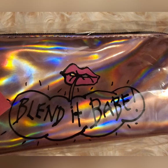 Betsey Johnson 6 piece blend it babe makeup brush set! - Picture 5 of 8